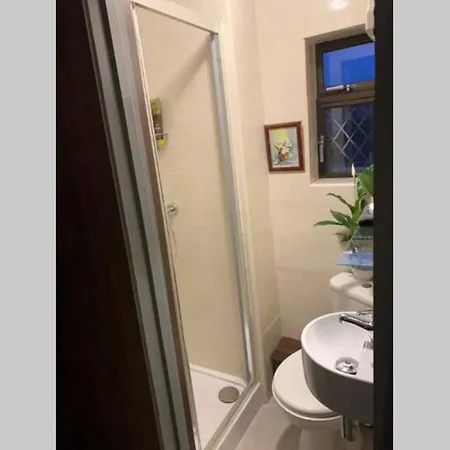 Upstairs - Private Kitchenette&small En-suite Dublino