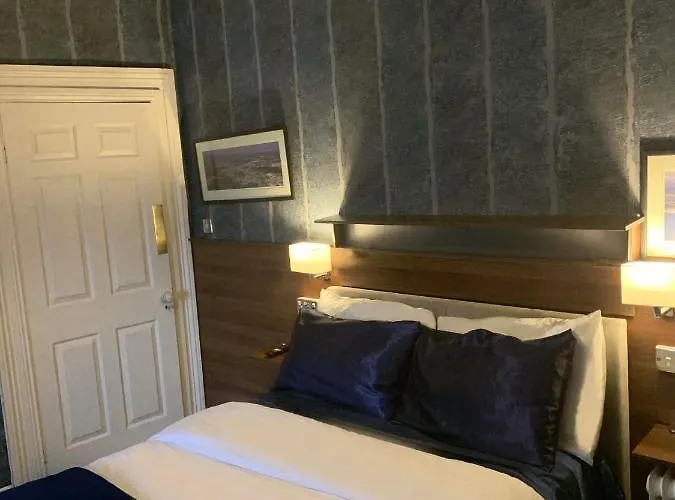 Upstairs - Private Kitchenette&small En-suite *