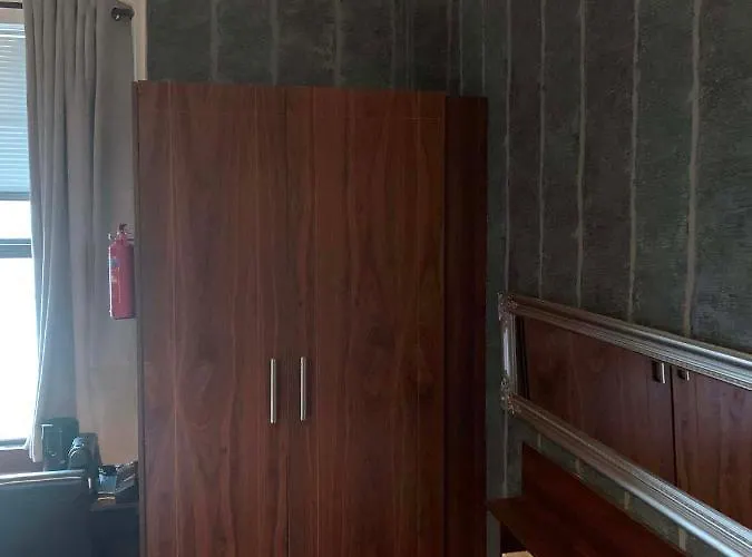 Appartement Upstairs - Private Kitchenette And Small En-suite