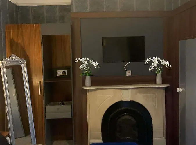 Upstairs - Private Kitchenette And Small En-suite Appartement