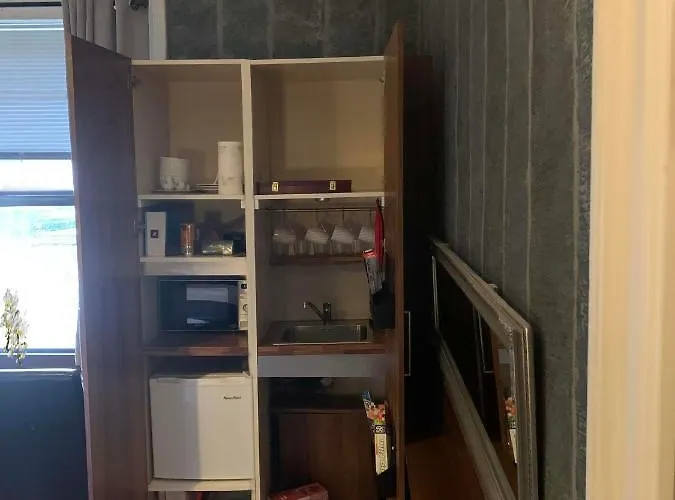 Upstairs - Private Kitchenette And Small En-suite アパート