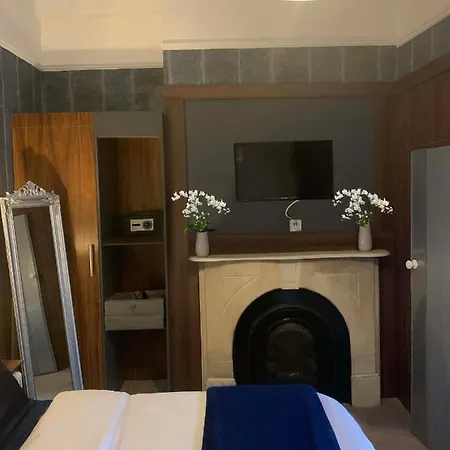 Upstairs - Private Kitchenette And Small En-suite Διαμέρισμα
