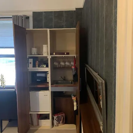 Upstairs - Private Kitchenette And Small En-suite Διαμέρισμα